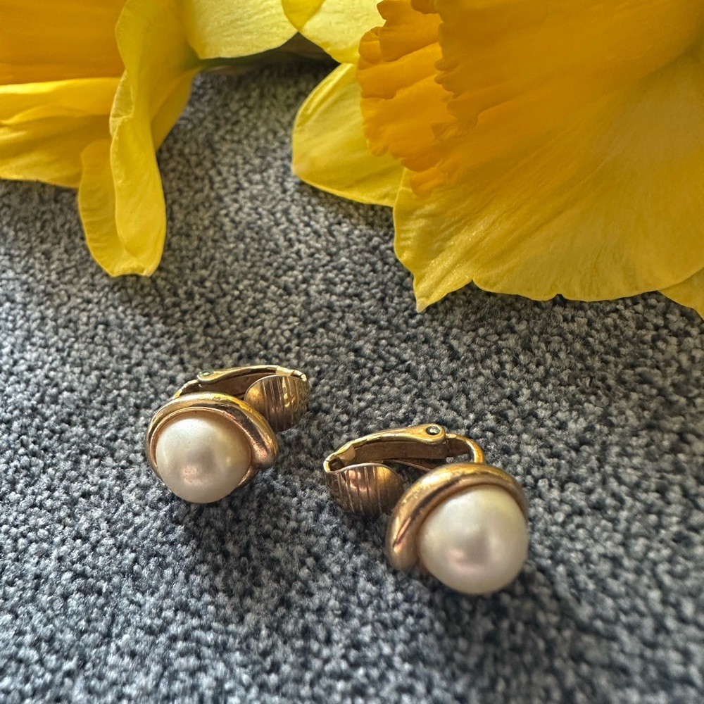 Vintage Trifari Gold Tone Pearl Clip Earrings